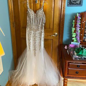 Jovani size 6 unworn white, gold, and silver prom dress